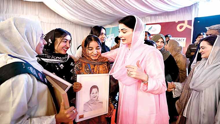 خیبر پختونخوا، بچے پتھر کے زمانے میں رہتے ہیں، پنجاب میں ترقی دیکھو : مریم نواز 