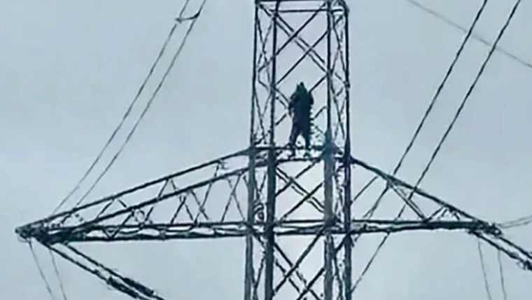 برطانیہ:ذہنی دبا ؤکا شکار شخص کھمبے پر چڑھ گیا، 20 ہزار گھروں کی بجلی منقطع