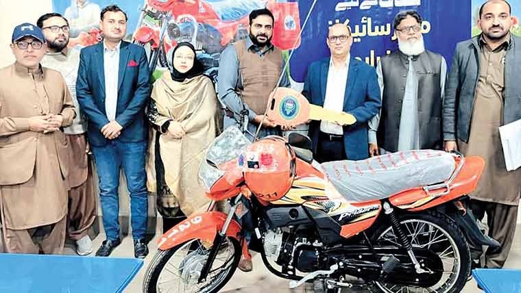 لائیوسٹاک سے 75 ویٹرنری افسروں میں موٹر سائیکلیں تقسیم