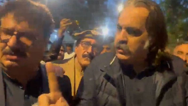 علی امین گنڈا پور پھر سرگرم ،دھرنے  میں شرکت ،پولیس سے الجھ پڑے 