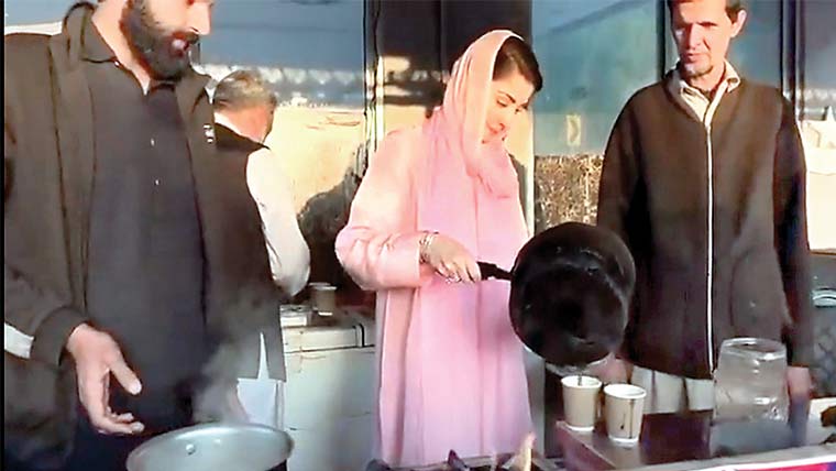 مریم نواز مری پہنچ گئیں ،راستے میں  ڈھابے پر رک کر خود چائے بنائی 