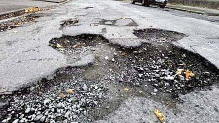 ماموں کانجن:محلہ غریب پورہ کی سڑک ٹوٹ پھوٹ کا شکار