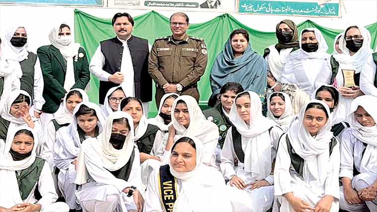 چنیوٹ میں گرلز گائیڈز کی پروقار تقریب، اعلیٰ حکام کی شرکت