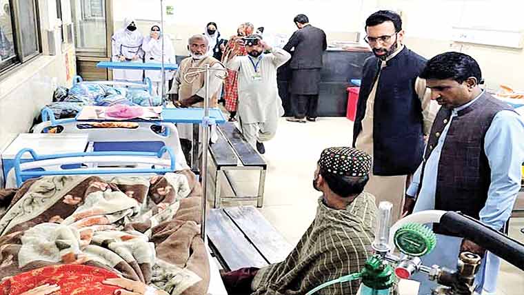 ڈپٹی کمشنر ٹو بہ کاڈی ایچ کیو ہسپتال کا اچانک دورہ 