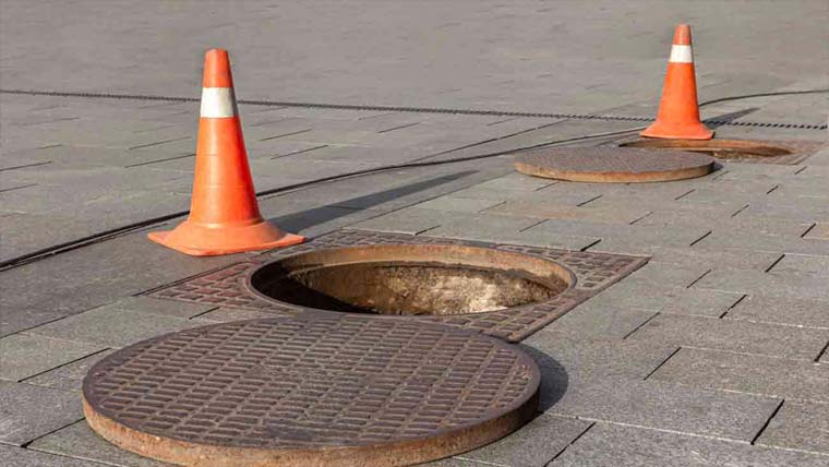  گھر کے باہر سیوریج کے  گڑھے میں گر کر بچہ جاں بحق