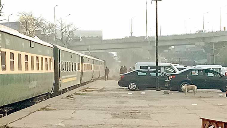 سٹی ریلوے سٹیشن کا پلیٹ فارم پارکنگ سٹینڈ میں تبدیل 