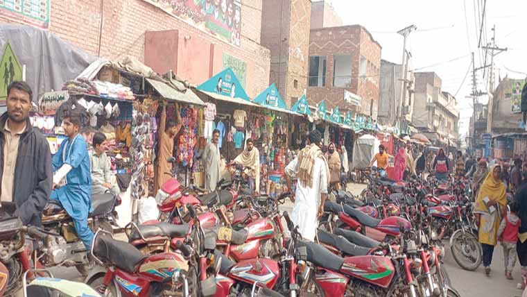 علی پور :میو نسپل دفترکے باہر موٹر سائیکل سٹینڈ ،ٹریفک معطل