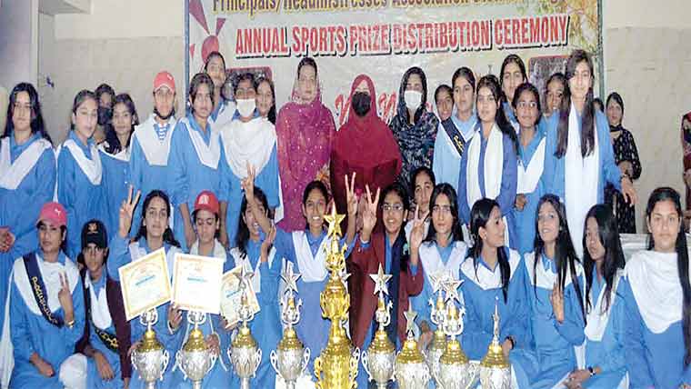 گورنمنٹ گرلز کمپری ہنسو سکول ، طالبات ٹرافیاں اور میڈلز تقسیم 