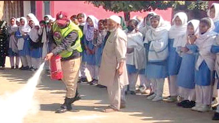 گرلز ہائی سکول میں سول ڈیفنس  ورکشاپ، طالبات کو ایمرجنسی اور  ابتدائی طبی امداد کی تربیت 