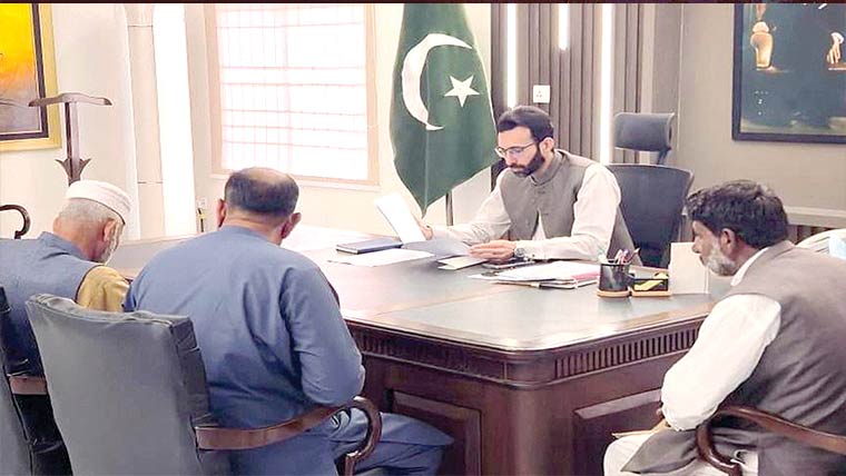 ٹوبہ میں اہل خاندانوں کو رمضان نگہبان کارڈز فراہم