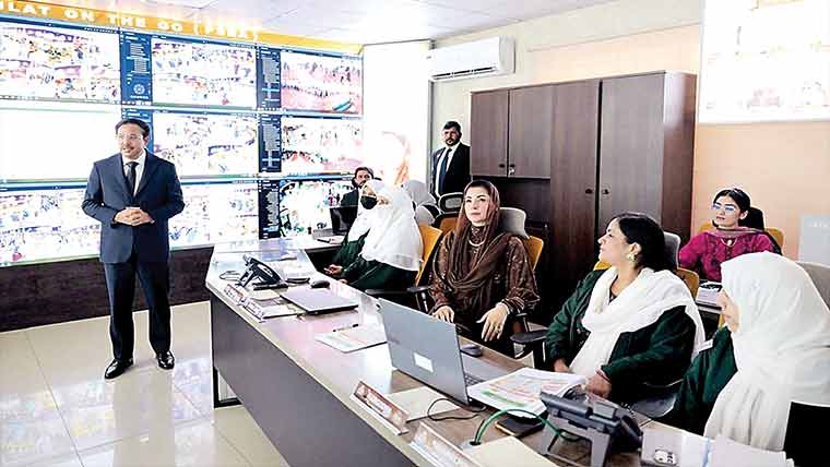 مریم نواز سہولت بازار اتھارٹی آفس کا دورہ، کسٹمر لائیو کال، فیڈ بیک لیا 