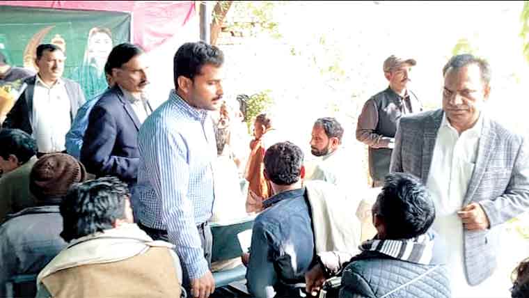 کمشنر حافظ شوکت کا رمضان نگہبان کارڈ ایکٹیویشن سینٹر کا دورہ