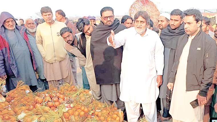 منڈی بہاؤالدین ڈپٹی کمشنر کی نگرانی میں  سبزی و پھلوں کی نیلامی 