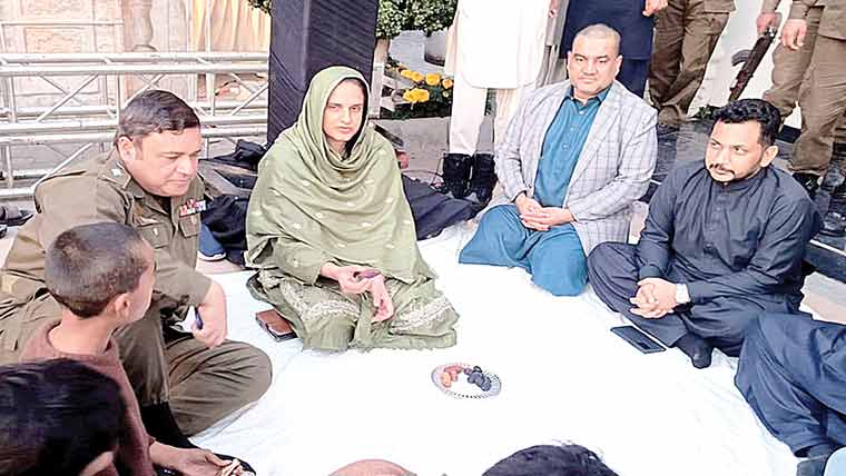  سیالکوٹ:ڈپٹی کمشنر اور  ڈی پی او کی شہریوں کیساتھ افطاری 