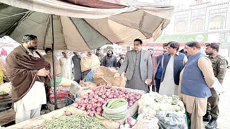 اے ڈی سی واثق عباس کا سبزی و فروٹ  منڈی، ڈی ایچ کیو ہسپتال کا دورہ