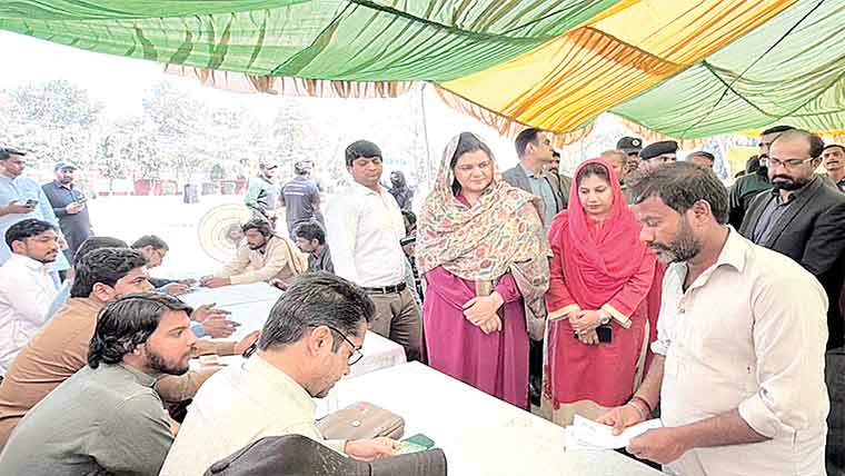  چنیوٹ:سلمیٰ بٹ کا رمضان بازار اور نگہبان پروگرامز کا دورہ