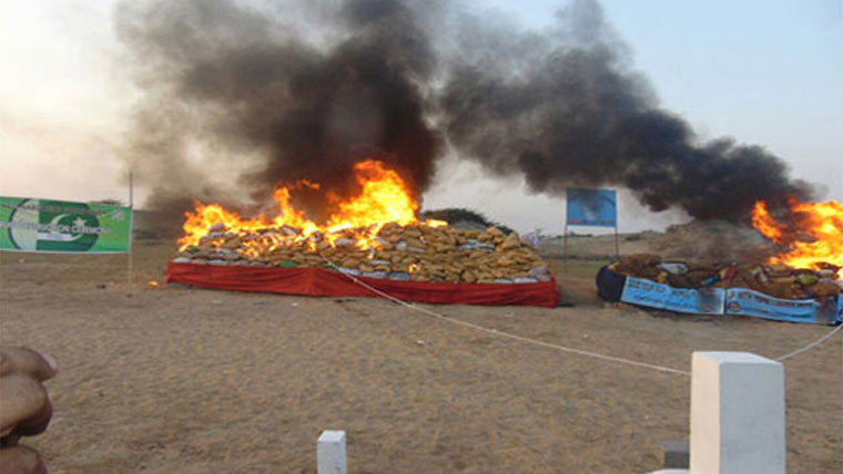 کروڑوں روپے کی ممنوعہ  اسمگل اشیاء نذرآتش