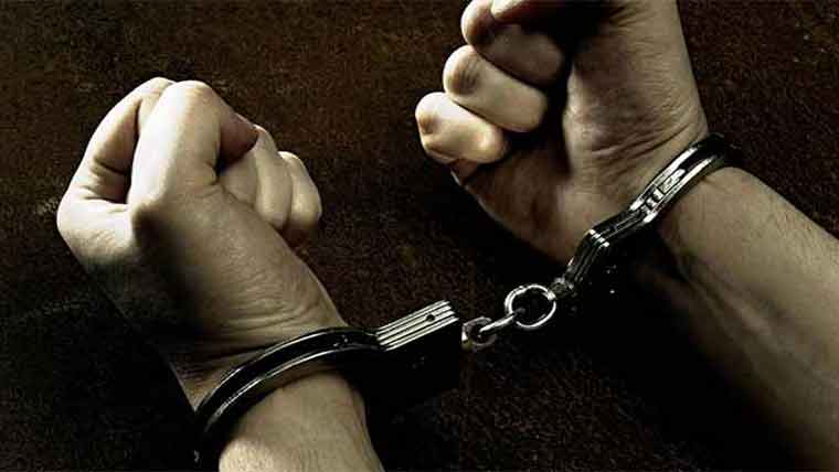 پولیس کے نام پر رقم بٹورنے  والا مبینہ ٹاوٹ گرفتار 