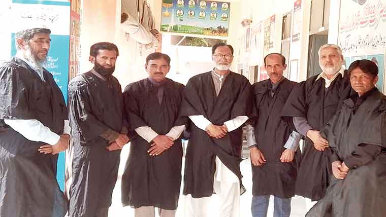  نئے ڈریس کوڈ کانفاذ، گاؤن مارکیٹ سے غائب 