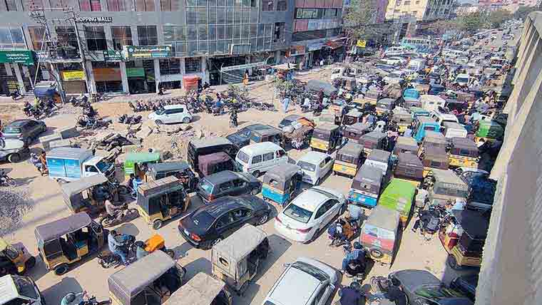 افطار کے وقت ٹریفک نظام درہم برہم، لمبی قطاریں، شہریوں کو شدید مشکلات کا سامنا 