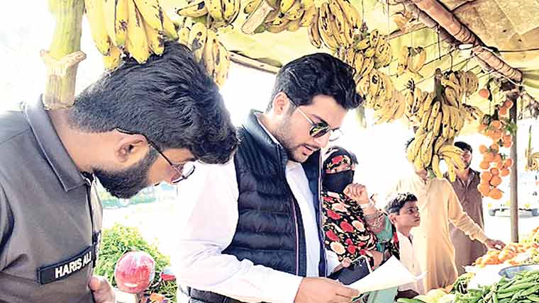 اسسٹنٹ کمشنر میانوالی کا  پیر ا فورس کے ہمراہ  واں بھچراں کا دورہ