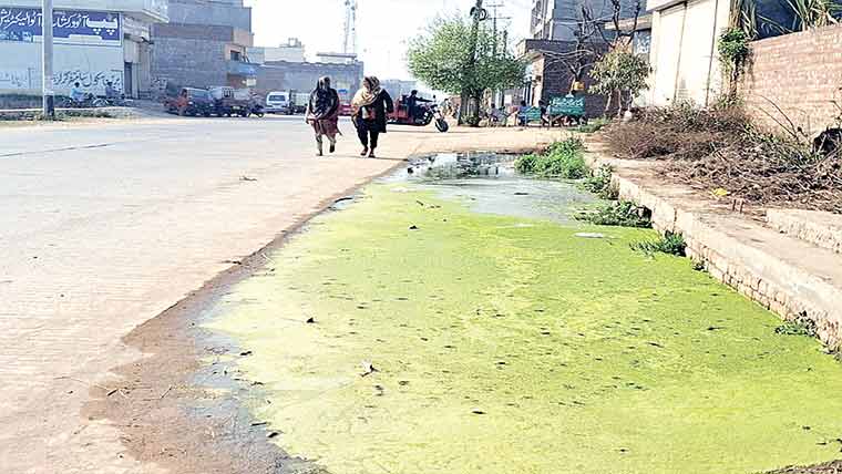  اڈا کنڈن سیان :سڑک کے دونوں اطراف نالے اوور فلو