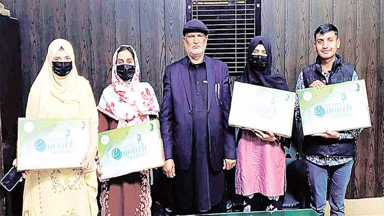  ڈسکہ کے پانچ طلبہ کیلئے حکومت  کی طرف سے لیپ ٹاپ فراہم 