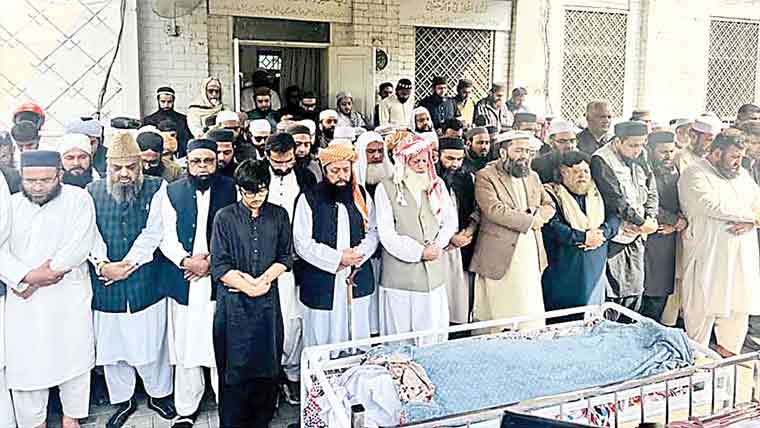 نامور شاعر سید سلمان گیلانی کی  جامعہ اشرفیہ میں نماز جنازہ ادا 