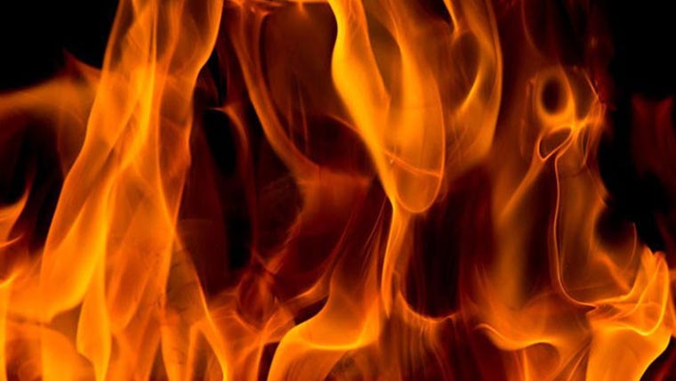 گھر یلو جھگڑے پر خاتون نے خود  کو آگ لگا لی، حالت تشویشناک