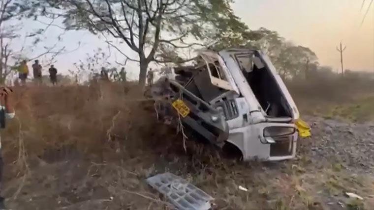 بھارت :تیز رفتار ٹریلر کی پولیس  گاڑی کو ٹکر، 5 اہلکار ہلاک