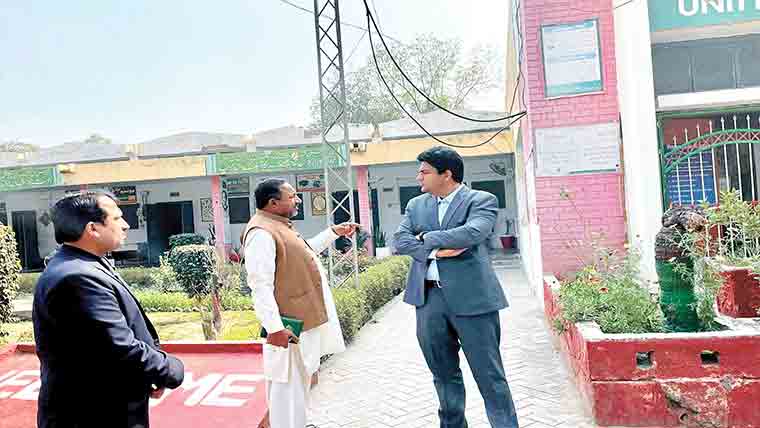 ڈپٹی کمشنر کازیرِ تعمیر گورنمنٹ انگلش میڈیم پرائمری سکول کا دورہ 