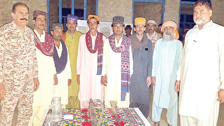  شر گینگ کے مزید 8 ڈاکوئوں نے ہتھیار ڈال دئیے