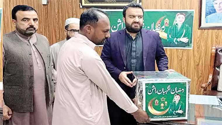 گجرات :ایم سی ملازمین میں رمضان نگہبان راشن پیکیج تقسیم 