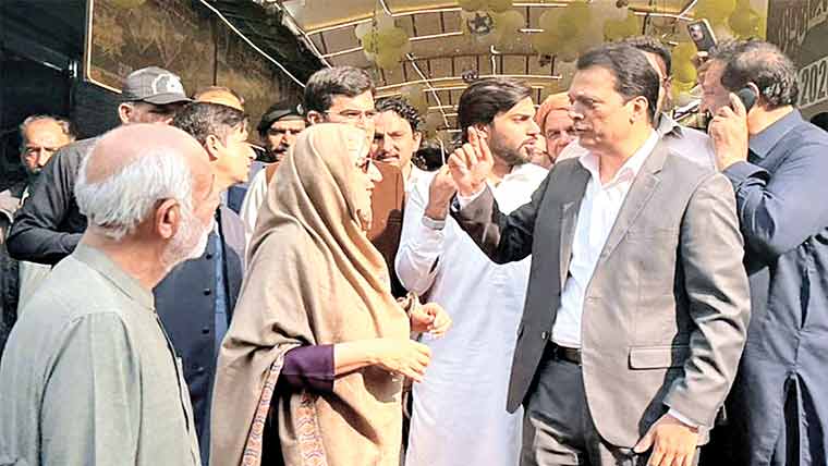 وزیر اعلیٰ کی کوآرڈی نیٹر سائرہ افضل اور  ڈپٹی کمشنر کارمضان سہولت بازار کا دورہ 