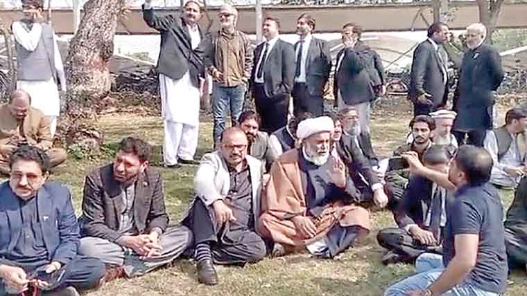 سپریم کورٹ کے باہر تحریک انصاف  کے ارکان پارلیمنٹ کا احتجاج