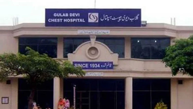  گلاب دیوی ہسپتال :آئی سی یو میں ڈاکٹرنیندپوری کرنے لگا