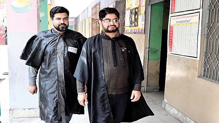  اساتذہ کیلئے گاؤن لازمی قرار  دینے پرقیمتیں دوگنا ہوگئیں 