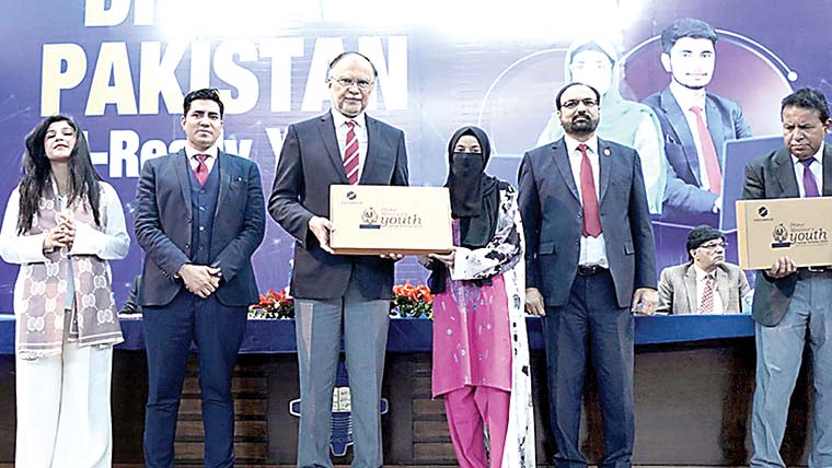  یو ای ٹی کے 769طلبہ کو میرٹ پر لیپ ٹاپس تقسیم