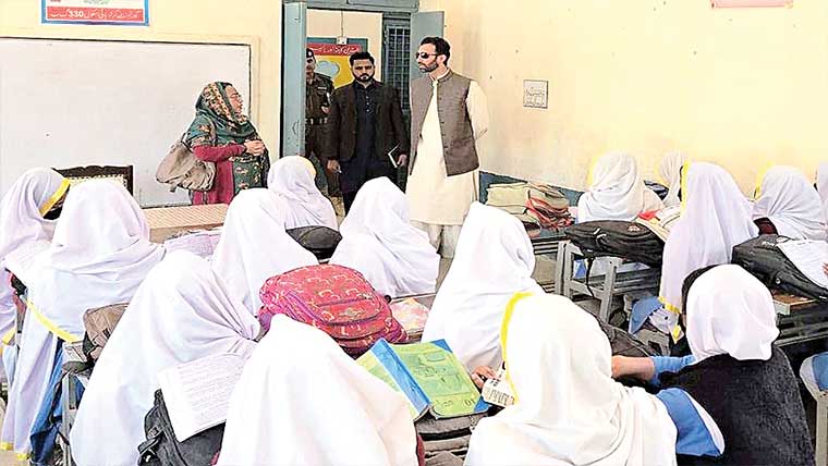 ڈپٹی کمشنرعمر عباس میلہ کا تعلیم و  صحت کے اداروں کا معائنہ