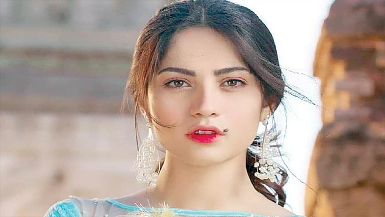 منافق لوگوں سے ہمیشہ  دور رہتی ہوں:نیلم منیر