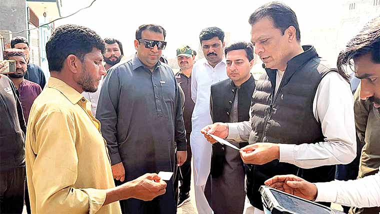 ڈپٹی کمشنر کا دورہ پنڈی بھٹیاں ،رمضان کارڈ کی تقسیم کا جائزہ 