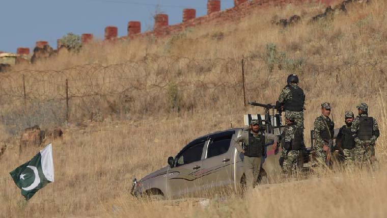 پاکستان اور افغانستان میں سرحدی جھڑپ:کوہاٹ میں دہشتگردوں کی فائرنگ ڈی ایس پی سمیت7شہید،بھکر میں چیک پوسٹ پر حملہ،2اہلکار شہید