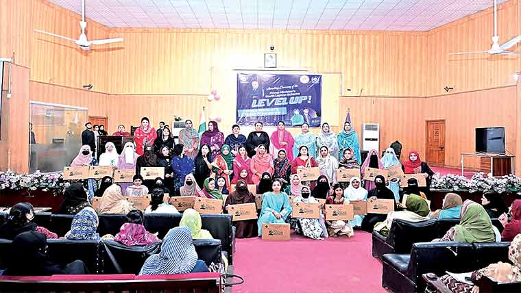 جی سی ویمن یونیورسٹی:637 طالبات کو لیپ ٹاپس تقسیم