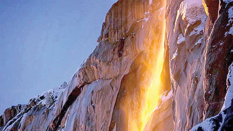 انوکھی آبشار جہاں چند دنوں تک لاوا بہتا نظر آتا ہے