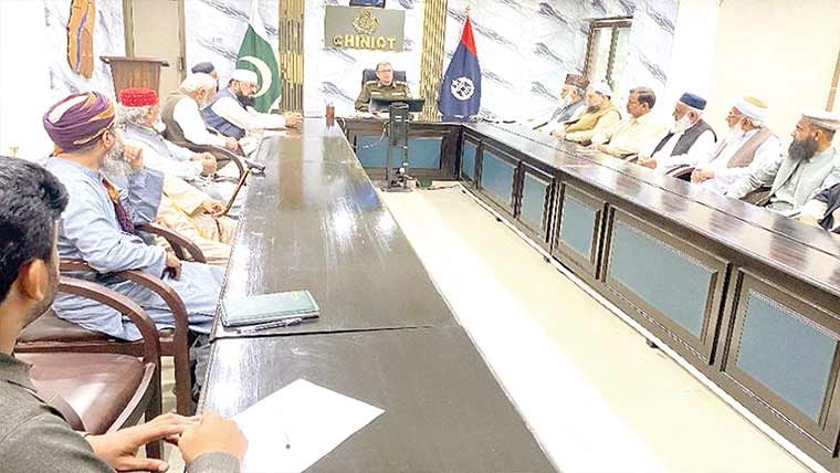 ڈی پی او آ فس چنیوٹ میں ضلعی امن کمیٹی کا اجلاس 