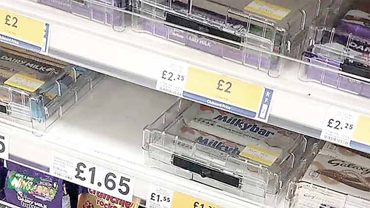  چوری کے ڈر سے چاکلیٹس پلاسٹک کے لاک باکسز میں بند