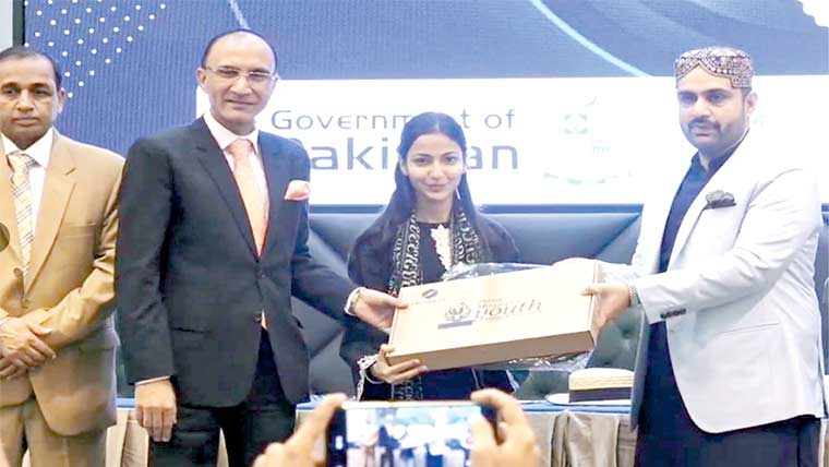 سکھر:261 طلباو طالبات  میں لیپ ٹاپ تقسیم 