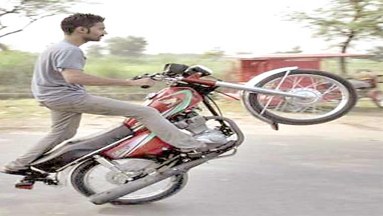 2 نوجوان گرفت میں آ گئے 