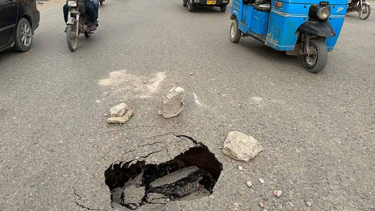 یونیورسٹی روڈ کی صورتحال بدترین، سڑک پر گڑھے موت کے کنویں کا منظر پیش کر رہے ہیں 