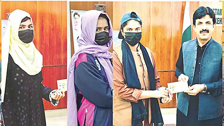  پنک گیمز جیتنے والی  کھلاڑیوں میں انعامات تقسیم